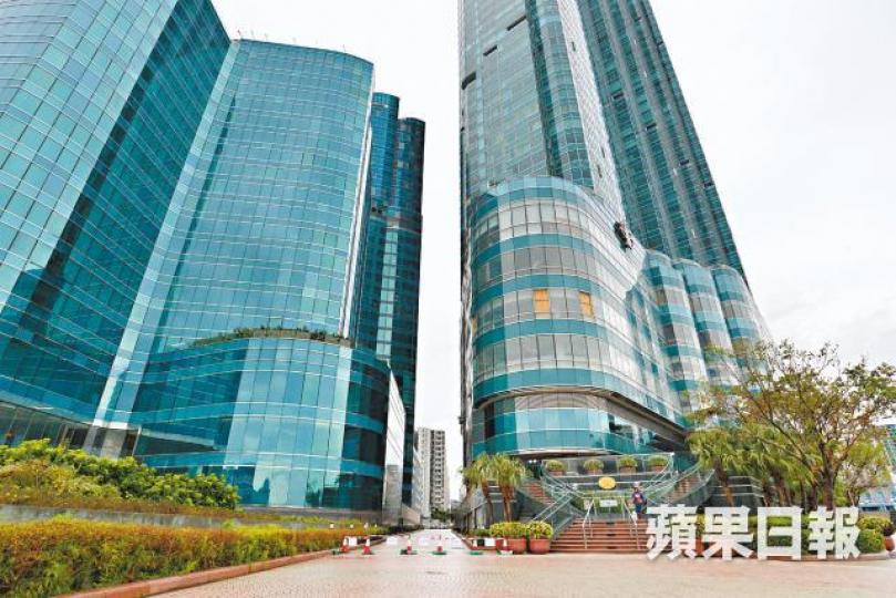 紅磡海濱廣場採玻璃外牆,建築物距離亦太窄,以致去年「傷亡慘重」。 紅磡海濱廣場採玻璃外牆,建築物距離亦太窄,以致去年「傷亡慘重」。