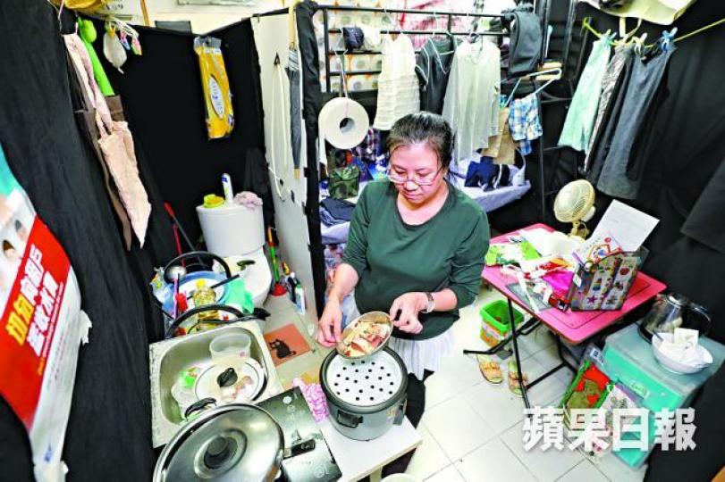 劏房戶Lily以19元買了豆腐及魚腩分三餐吃。黃耀興攝 劏房戶Lily以19元買了豆腐及魚腩分三餐吃。黃耀興攝