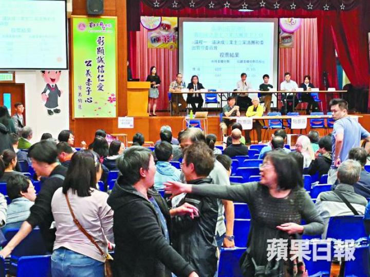 大批嘉湖山莊業主昨出席大會,表決成立業主立案法團。 大批嘉湖山莊業主昨出席大會,表決成立業主立案法團。