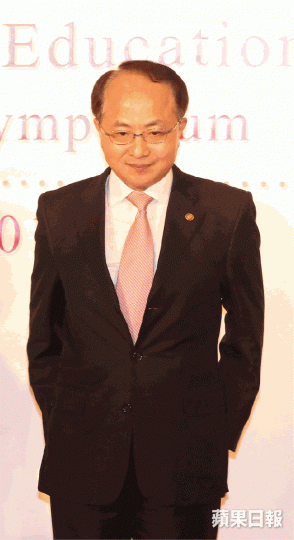 中聯辦主任王志民西環豪宅泓都一個中聯辦名下物業,應門者稱是透過地產經紀租住單位。新民置業2016年12月連租約購入西營盤昌寧大廈一個單位,買賣合約附有租約,印花證明書列明租約日期及租金。2018年5月新民置業為昌寧大廈單位登記一份「再次登記買賣合約」,內頁多了一個印鑑,表明根據《印花稅條例》第52條獲寬免印花稅。 中聯辦主任王志民西環豪宅泓都一個中聯辦名下物業,應門者稱是透過地產經紀租住單位。新民置業2016年12月連租約購入西營盤昌寧大廈一個單位,買賣合約附有租約,印花證明書列明租約日期及租金。2018年5月新民置業為昌寧大廈單位登記一份「再次登記買賣合約」,內頁多了一個印鑑,表明根據《印花稅條例》第52條獲寬免印花稅。
