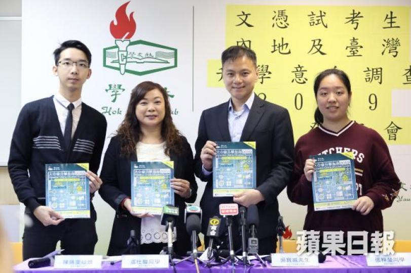 應屆文憑試考生張梓瑩(右)表示,希望畢業後在騰訊或華為的管理部門工作。朱永倫攝 應屆文憑試考生張梓瑩(右)表示,希望畢業後在騰訊或華為的管理部門工作。朱永倫攝