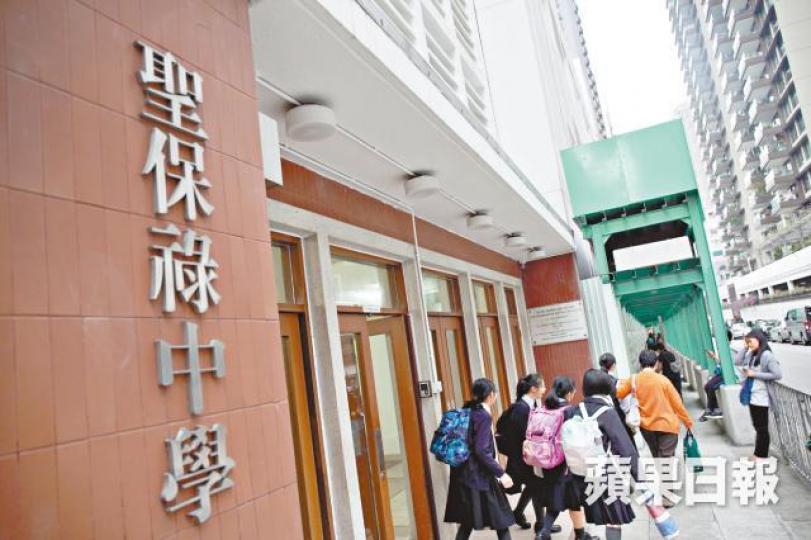 聖保祿中學日前有畢業生於學校拍照,遭教師報警驅趕。 聖保祿中學日前有畢業生於學校拍照,遭教師報警驅趕。