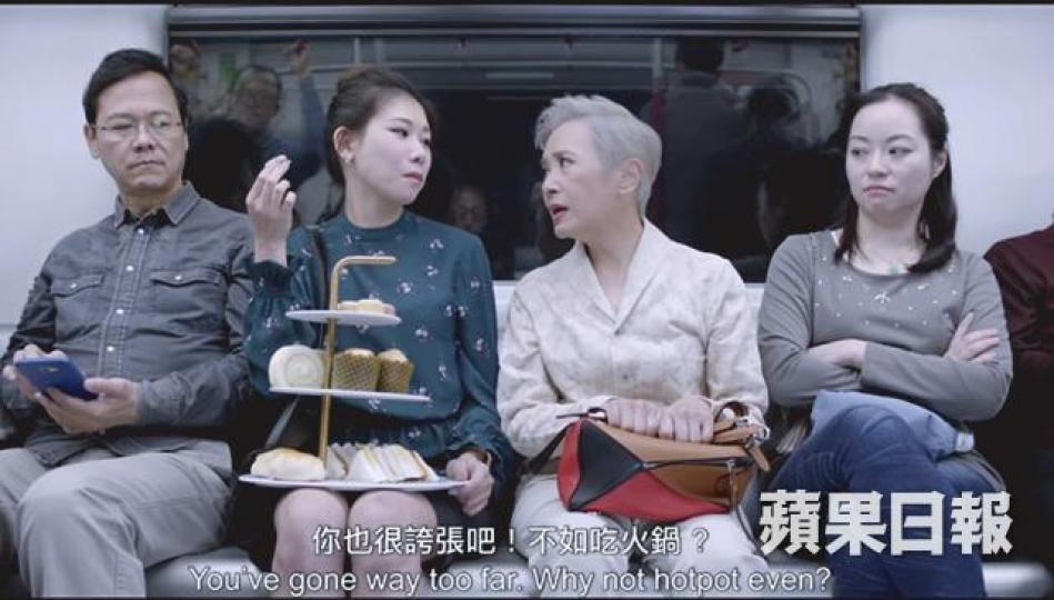 葉德嫻（右二）早前為運輸署拍宣傳片「寸爆」缺德乘客。資料圖片
