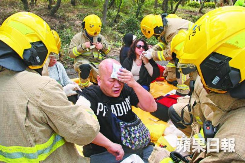 救護員在場為傷者初步治理。 救護員在場為傷者初步治理。