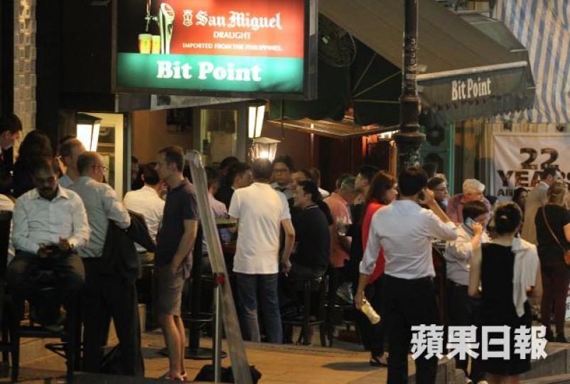衞生署的人口健康調查顯示,港人飲酒普遍率由2003/04年度33.3%,急增至2014/15年度61.4%,即12年間增加近30%。資料圖片 衞生署的人口健康調查顯示,港人飲酒普遍率由2003/04年度33.3%,急增至2014/15年度61.4%,即12年間增加近30%。資料圖片