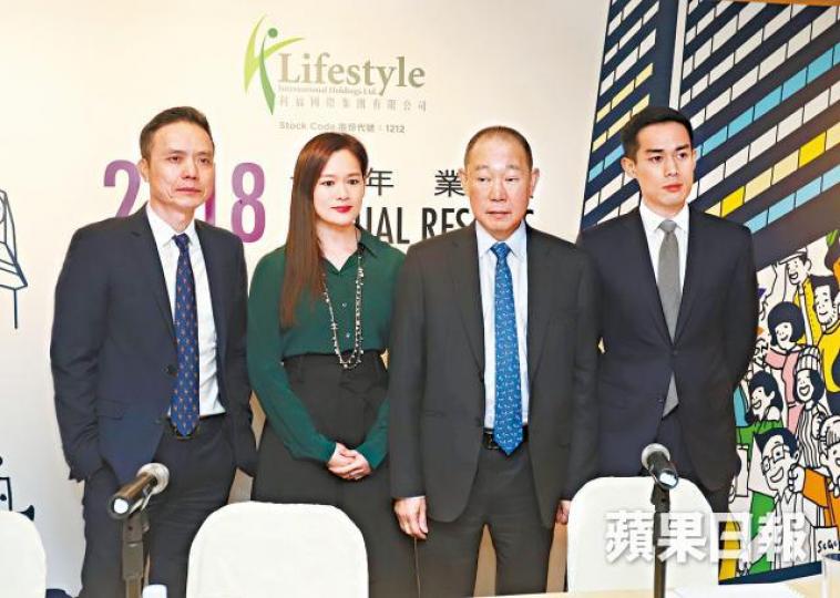 利福主席劉鑾鴻(右二)指公司會積極留意住宅兼零售項目。譚德潤攝 利福主席劉鑾鴻(右二)指公司會積極留意住宅兼零售項目。譚德潤攝