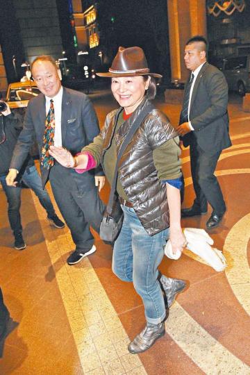 林青霞昨日以一身牛仔裝現身台北。台灣《蘋果日報》林青霞和富商老公邢李㷧結婚逾25年，婚變傳聞一直不斷。資料圖片