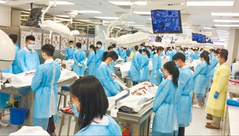 最後一堂解剖課後,學生會為大體老師蓋上「大體大得」白布致敬。港大提供圖片陳立基指希望透過大體老師培養同學同理心。Reena難忘人生第一刀要鋸開大體老師的肋骨。 最後一堂解剖課後,學生會為大體老師蓋上「大體大得」白布致敬。港大提供圖片陳立基指希望透過大體老師培養同學同理心。Reena難忘人生第一刀要鋸開大體老師的肋骨。