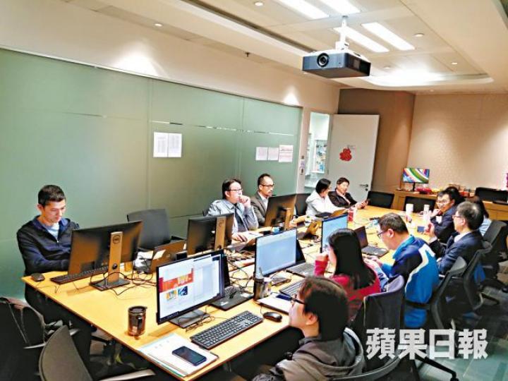 在領取交津開通前嗰一日,八達通一眾高層都留守command center。 在領取交津開通前嗰一日,八達通一眾高層都留守command center。