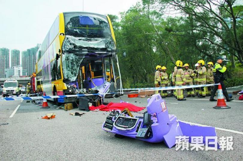 涉事城巴車頭儀錶板飛出路面,車長拋出車外當場死亡。詹家志攝【09:17】白色密斗貨車在西九龍快速公路死火停下。【10:11】貨車司機在擺放障礙物後,再準備用板車卸貨至路中示警。【10:19】城巴駛至,直撼貨車尾板及車尾。讀者提供圖片仵工將城巴車長遺體運走。涉事貨車司機送院搶救後不治。 涉事城巴車頭儀錶板飛出路面,車長拋出車外當場死亡。詹家志攝【09:17】白色密斗貨車在西九龍快速公路死火停下。【10:11】貨車司機在擺放障礙物後,再準備用板車卸貨至路中示警。【10:19】城巴駛至,直撼貨車尾板及車尾。讀者提供圖片仵工將城巴車長遺體運走。涉事貨車司機送院搶救後不治。