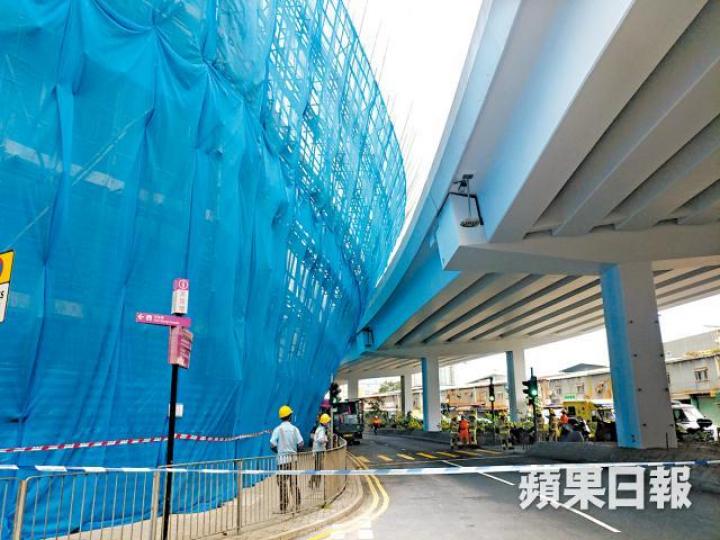棚架倒塌壓向東廊,警方封鎖橋下馬路。 棚架倒塌壓向東廊,警方封鎖橋下馬路。