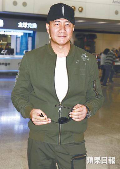 胡軍昨日來港，後日將與妻女同台演出舞台劇。