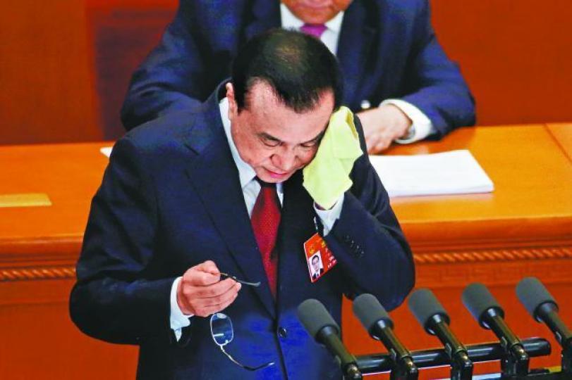 國務院總理李克強昨宣讀新一份政府工作報告,指中國今年發展面臨的環境更複雜更嚴峻。路透社 國務院總理李克強昨宣讀新一份政府工作報告,指中國今年發展面臨的環境更複雜更嚴峻。路透社