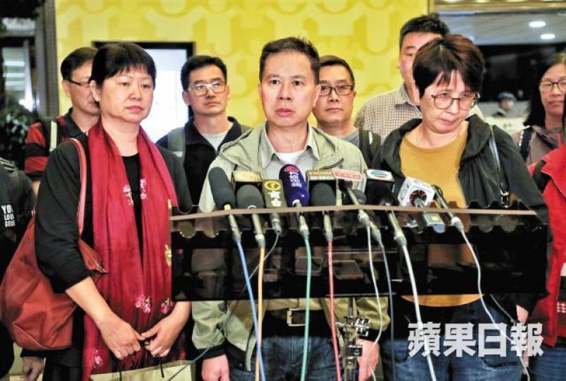 工會副主席馮權國(前排中)指加薪方案將分化各級員工,決定不接納。許頌明攝 工會副主席馮權國(前排中)指加薪方案將分化各級員工,決定不接納。許頌明攝