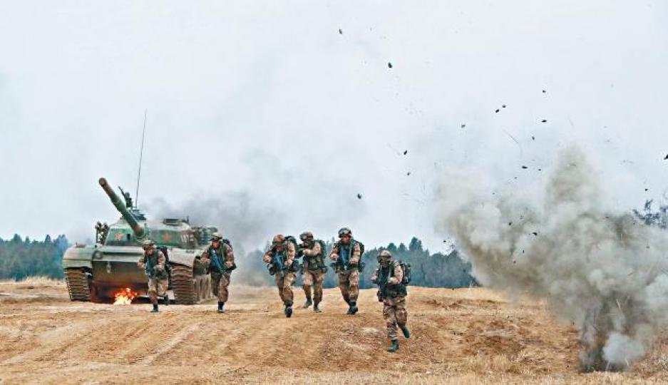 中共軍方媒體昨自爆今年軍費預算數字;圖為解放軍演習。 中共軍方媒體昨自爆今年軍費預算數字;圖為解放軍演習。