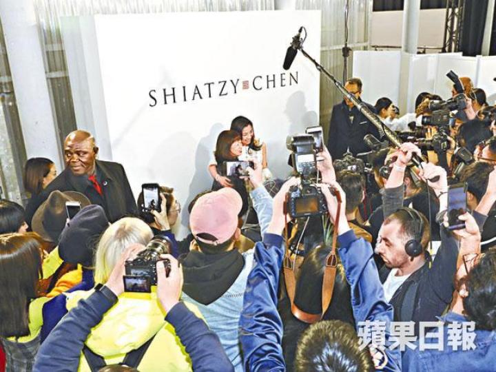 完騷後，楊紫瓊（右）與品牌設計總監王陳彩霞合照。56歲楊紫瓊穿上優雅白裙狀態大勇，延續早前出席奧斯卡（右圖）的艷光。資料圖片陳瀅首次到巴黎睇騷，大開眼界。連走幾場的徐濠縈（左），透露正準備開新店，主打時尚女裝波鞋。桂綸鎂穿上黑色禮服向Karl Lagerfeld致敬。