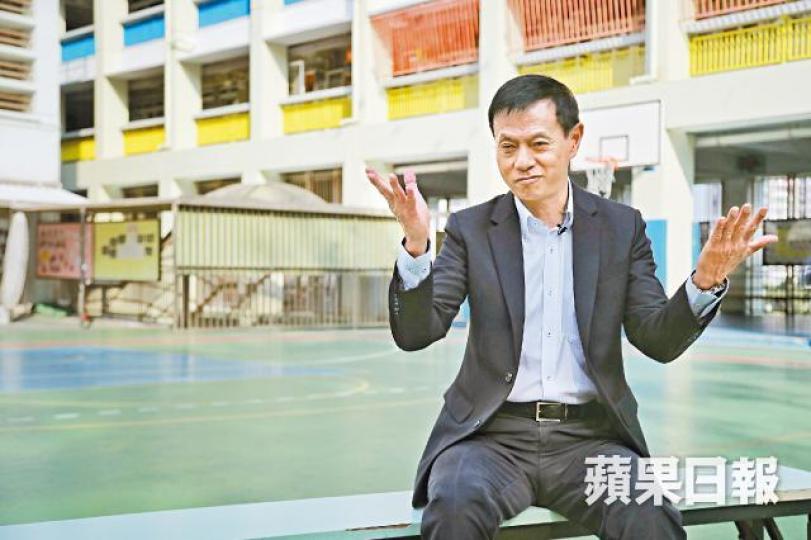 袁漢榮當所有人撤退後,袁漢榮一個人踏上100呎的Long Walk,孤軍作戰,生死攸關,不容雜念。受訪者提供圖片披上60磅的防爆衣,拿着近30磅的工具,Jimmy獨自行過不知多少回。一句「我不入地獄誰入地獄」,明知山有虎偏向虎山行,令袁漢榮成為拆彈一哥。 袁漢榮當所有人撤退後,袁漢榮一個人踏上100呎的Long Walk,孤軍作戰,生死攸關,不容雜念。受訪者提供圖片披上60磅的防爆衣,拿着近30磅的工具,Jimmy獨自行過不知多少回。一句「我不入地獄誰入地獄」,明知山有虎偏向虎山行,令袁漢榮成為拆彈一哥。