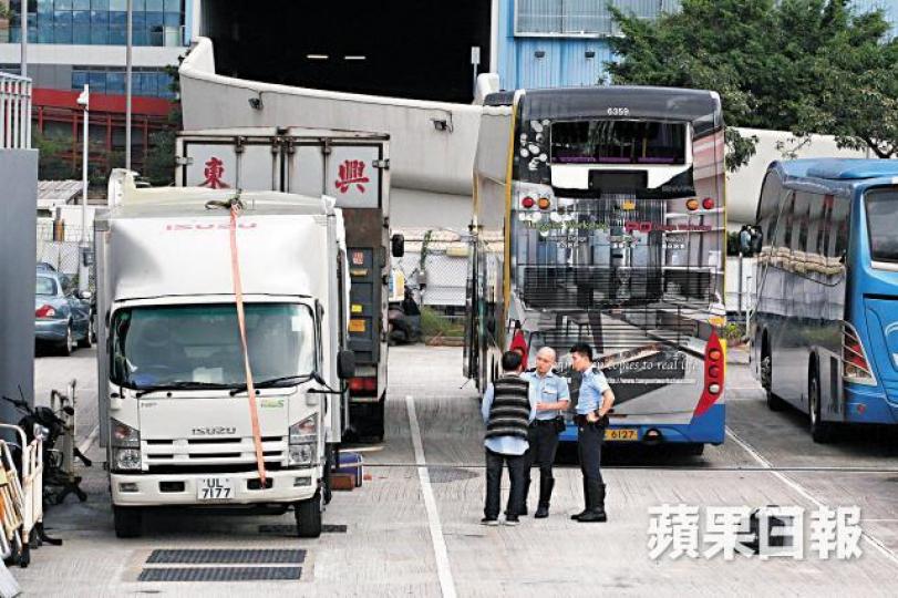 肇事貨車(左)及城巴被警方拖往扣車中心調查。 肇事貨車(左)及城巴被警方拖往扣車中心調查。