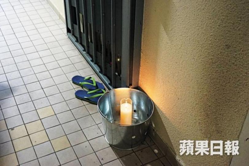 慘死貨車司機家門前點起白蠟燭。 慘死貨車司機家門前點起白蠟燭。