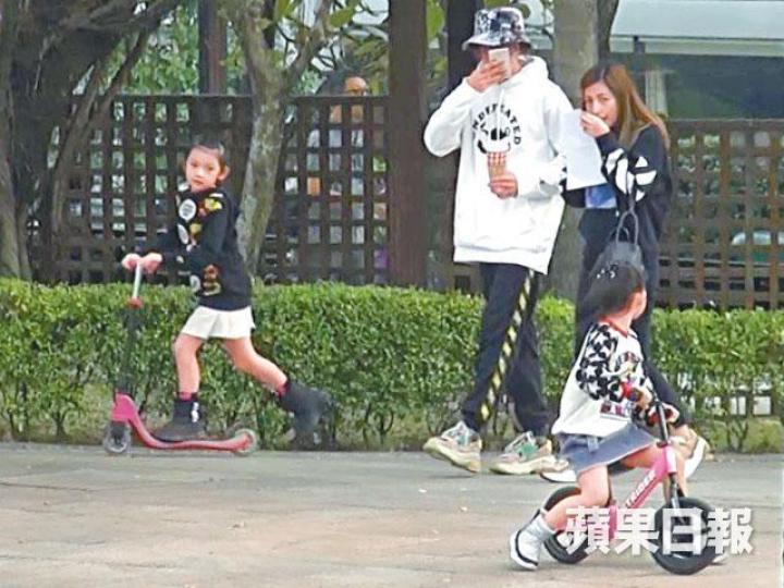 【各有各忙】陸永與老婆Reina日前帶兩個囡囡到公園玩，不過兩人卻不斷做低頭族撳電話。DV圖片【前後包抄】陸永跟老婆一前一後，睇實兩個可愛囡囡。DV圖片【樂也融融】一家四口在公園遊玩後，陸永為囡囡拿着單車離開。DV圖片【睇補習社】陸永一家到九龍城後，即入商場睇補習社單張。DV圖片