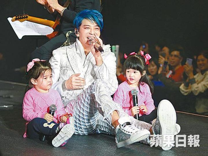 去年在澳門開騷時，東東曾帶兩個囡囡上台唱兒歌。資料圖片東東與太太在14年奉子成婚，特地回港擺酒。資料圖片