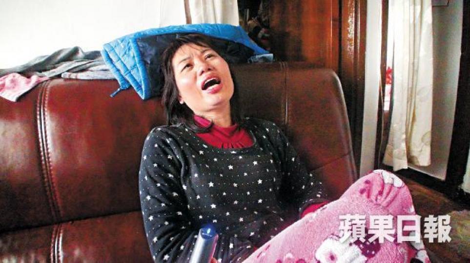 城巴車長遺孀昨受訪時哭成淚人。張家豪攝身亡的城巴車長蘇國偉非常愛錫子女。 城巴車長遺孀昨受訪時哭成淚人。張家豪攝身亡的城巴車長蘇國偉非常愛錫子女。