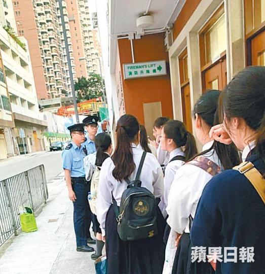 聖保祿中學上周有教師報警驅趕在校門外拍照的中六生。資料圖片 聖保祿中學上周有教師報警驅趕在校門外拍照的中六生。資料圖片