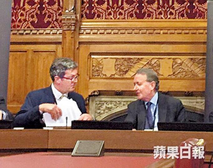 香港監察主席Benedict Rogers(左)與英國上議院議員奧爾頓勳爵(右)討論BNO平權可行性。彭碧珊攝 香港監察主席Benedict Rogers(左)與英國上議院議員奧爾頓勳爵(右)討論BNO平權可行性。彭碧珊攝