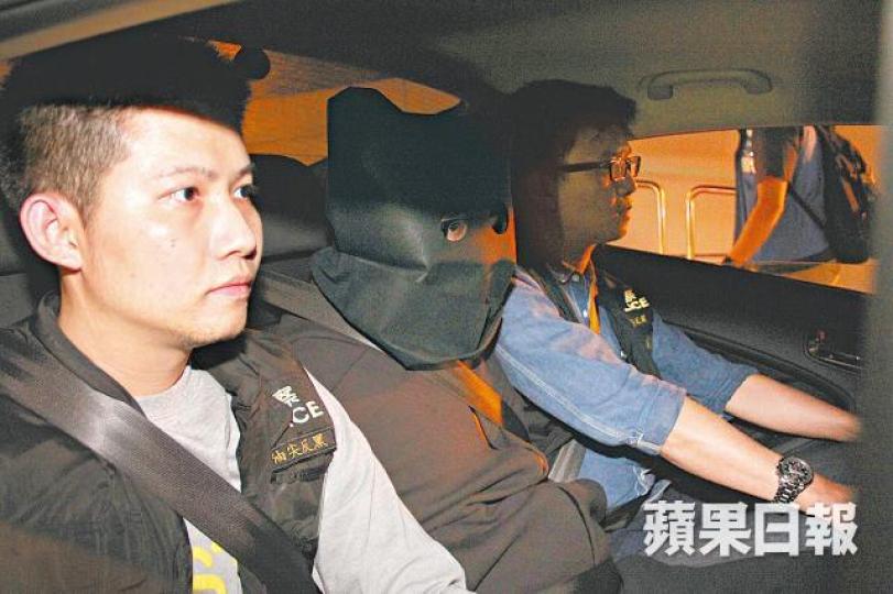 其中一名疑犯被蒙頭帶署調查。司徒韋桐攝 其中一名疑犯被蒙頭帶署調查。司徒韋桐攝