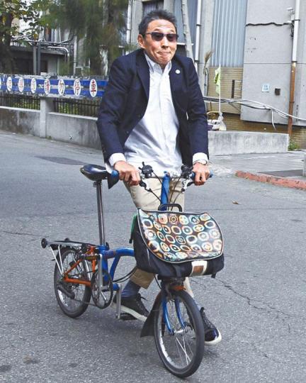 鈕承澤涉嫌的性侵案昨日首度開庭，他一臉輕鬆踏單車現身。台灣《蘋果日報》鈕承澤表示從來沒有強迫他人的意圖。台灣《蘋果日報》