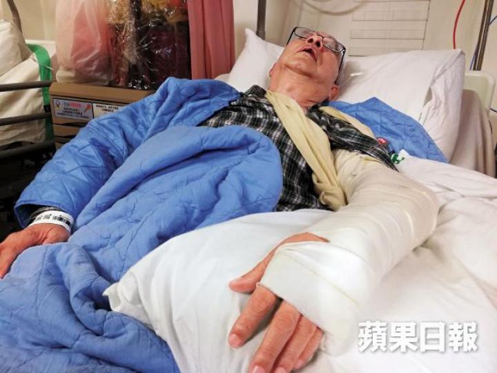 粉嶺鄉委會核心人物彭未齊上周疑因選舉遇襲,左前臂被踢斷。張 軍攝李國鳳指有村長向他反映近日受壓,擔心人身安全。兇徒打傷彭未齊後,再衝入村屋拆走閉路電視硬碟及螢幕後逃去。彭未齊是北區撲滅罪行委員會委員;圖為他與警隊一哥盧偉聰合照。襲擊事件引來多個團體發出聯合聲明譴責暴力。 粉嶺鄉委會核心人物彭未齊上周疑因選舉遇襲,左前臂被踢斷。張 軍攝李國鳳指有村長向他反映近日受壓,擔心人身安全。兇徒打傷彭未齊後,再衝入村屋拆走閉路電視硬碟及螢幕後逃去。彭未齊是北區撲滅罪行委員會委員;圖為他與警隊一哥盧偉聰合照。襲擊事件引來多個團體發出聯合聲明譴責暴力。