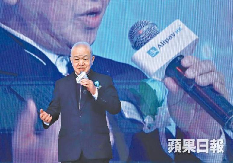 霍大班致辭「自爆」近排都開始用電話畀錢。譚德潤攝 霍大班致辭「自爆」近排都開始用電話畀錢。譚德潤攝