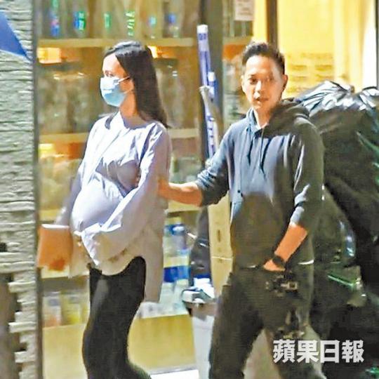 Miki老公沿路護着巨肚老婆，以防被人撞到。DV圖片Miki（左）與女友人開心講不停。