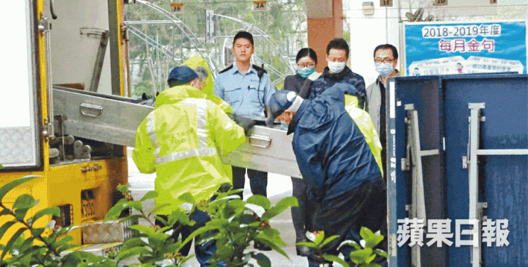 親人目送仵工將遺體移走。張家豪攝死者林麗棠在天水圍東華三院李東海小學任職23年。死者弟妹趕到學校了解,相擁痛哭。 親人目送仵工將遺體移走。張家豪攝死者林麗棠在天水圍東華三院李東海小學任職23年。死者弟妹趕到學校了解,相擁痛哭。