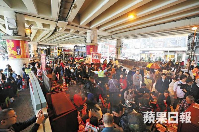 灣仔鵝頸橋底打小人場面噓冚,警方要派出至少六名警員到場維持秩序。李家皓攝打小人少不了祭白虎,借白虎之力鎮壓小人。 灣仔鵝頸橋底打小人場面噓冚,警方要派出至少六名警員到場維持秩序。李家皓攝打小人少不了祭白虎,借白虎之力鎮壓小人。