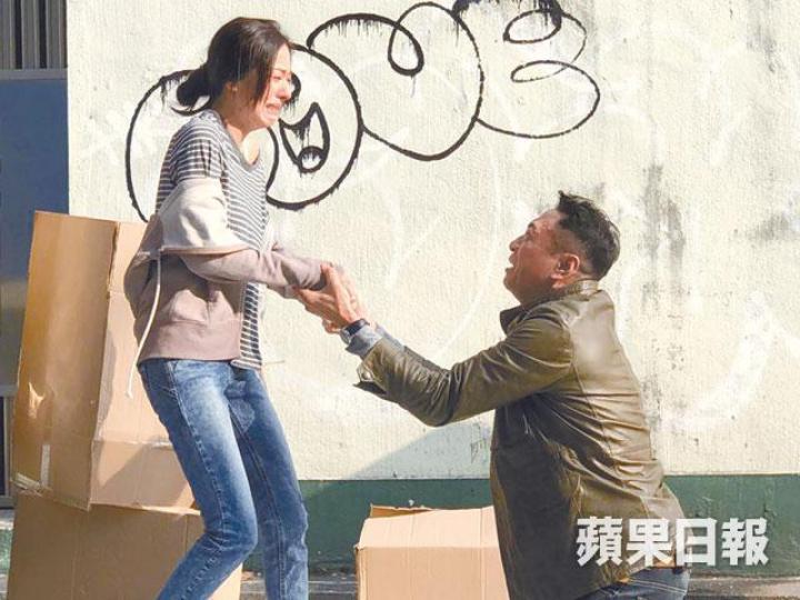詩詠當街連環掌摑拍打黑仔。DV圖片
