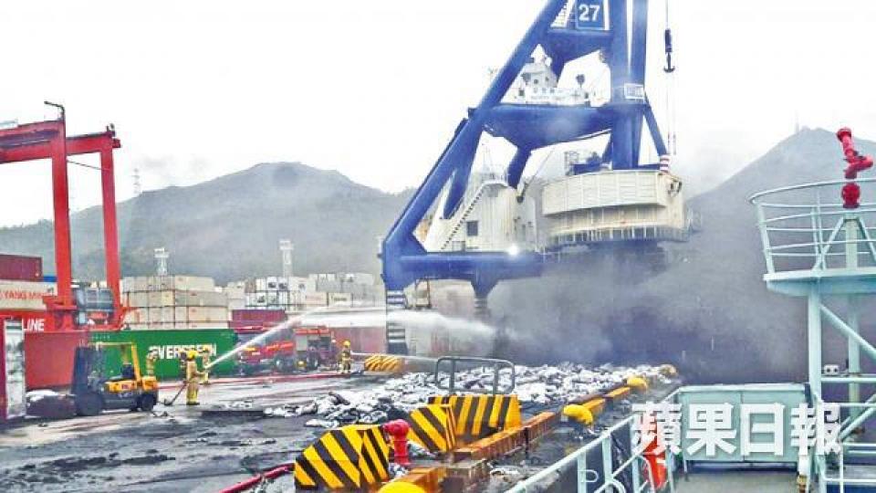 屯門內河碼頭貨櫃發生長命火,消防花10日終撲熄。 屯門內河碼頭貨櫃發生長命火,消防花10日終撲熄。