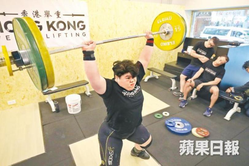 大Ray一年半前開始舉重,目標是今年底能舉起總成績200公斤。一雙手從手指頭到掌心,不是起繭就是脫皮流血。舉重前,先往雙手抹上白色的鎂粉。簿內密密麻麻寫滿了數字和符號,原來是大Ray的舉重練習紀錄。大Ray現在每星期練習五日,笑言最終的目標是參加奧運。 大Ray一年半前開始舉重,目標是今年底能舉起總成績200公斤。一雙手從手指頭到掌心,不是起繭就是脫皮流血。舉重前,先往雙手抹上白色的鎂粉。簿內密密麻麻寫滿了數字和符號,原來是大Ray的舉重練習紀錄。大Ray現在每星期練習五日,笑言最終的目標是參加奧運。