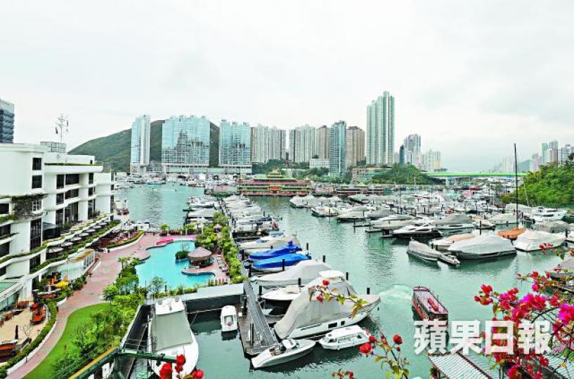 私人遊樂場地契約政策諮詢中,有多份意見書來自遊艇會相關人士。李家皓攝有香港鄉村俱樂部員工在意見書詳列所享福利,包括參加BBQ派對,盼政策不會影響他們生計。盛智文(左圖)及王䓪鳴(右圖)亦有去信支持香港鄉村俱樂部。 私人遊樂場地契約政策諮詢中,有多份意見書來自遊艇會相關人士。李家皓攝有香港鄉村俱樂部員工在意見書詳列所享福利,包括參加BBQ派對,盼政策不會影響他們生計。盛智文(左圖)及王䓪鳴(右圖)亦有去信支持香港鄉村俱樂部。