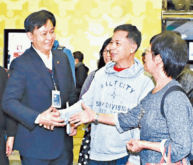 醫管局行政總裁梁栢賢(左)與香港醫療人員總工會副主席馮權國(中)會見傳媒。 醫管局行政總裁梁栢賢(左)與香港醫療人員總工會副主席馮權國(中)會見傳媒。