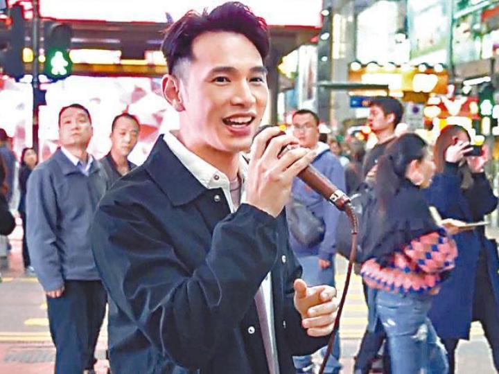 王梓軒為宣傳新歌，竟在銅鑼灣鬧市向蔡思貝示愛。蔡思貝