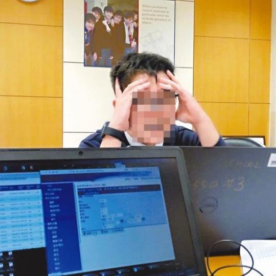 有學生留校核對紀錄,電腦螢幕顯示WebSAMS介面。互聯網聖類斯中學被指讓學生使用網上校管系統。李家皓攝 有學生留校核對紀錄,電腦螢幕顯示WebSAMS介面。互聯網聖類斯中學被指讓學生使用網上校管系統。李家皓攝