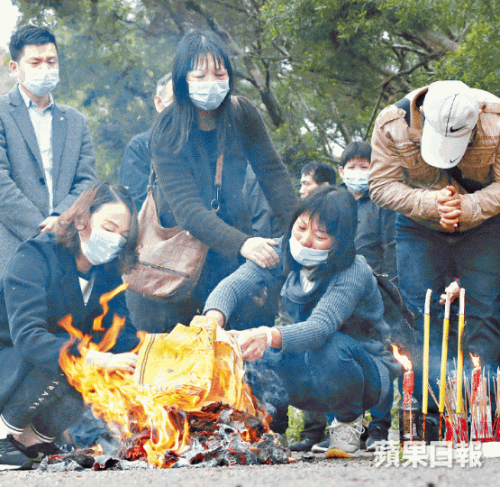蘇妻(右二)燒香拜祭,其間傷心激動。翁鈺輝攝 蘇妻(右二)燒香拜祭,其間傷心激動。翁鈺輝攝