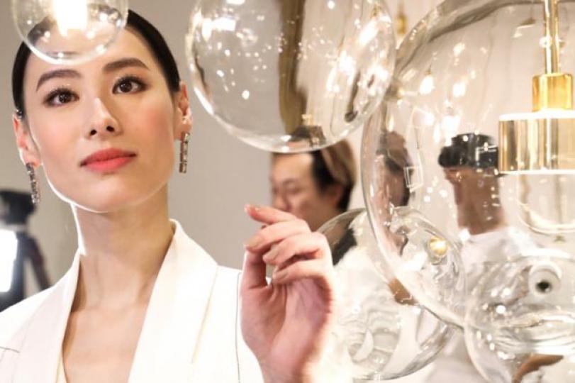 Isabella非常着重眼部護理，Clé de Peau Beauté全新推出的高效煥活眼霜及眼膜是她的不二之選。樂基兒有自己一套減肥與護膚心得，肚內BB亦健康又足磅。懷有第三胎的Cara G.對Clé de Peau Beauté全新推出的高效煥活眼霜愛不釋手。余香凝認為眼部護理是護膚程序的重要一環，要選用高效而具針對性的護眼產品。剛與老公陳奕迅從日本滑雪返港的徐濠縈，即使旅行亦會敷眼膜進行眼部護理。郭富城太太方媛上月剛宣佈懷有第二胎，亦現身支持Clé de Peau Beauté新品發佈會。