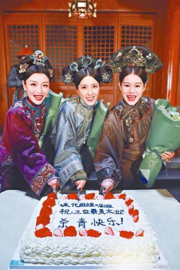 胡杏兒（右）。微博圖片胡杏兒囝囝李奕霆。資料圖片