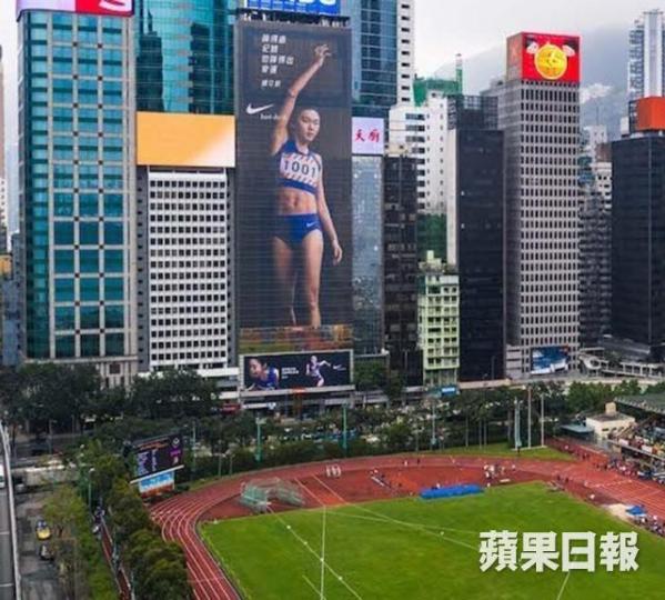 楊文蔚的Nike廣告,掛在灣仔運動場對面華懋世紀廣場的玻璃幕牆,非常搶眼。 楊文蔚的Nike廣告,掛在灣仔運動場對面華懋世紀廣場的玻璃幕牆,非常搶眼。