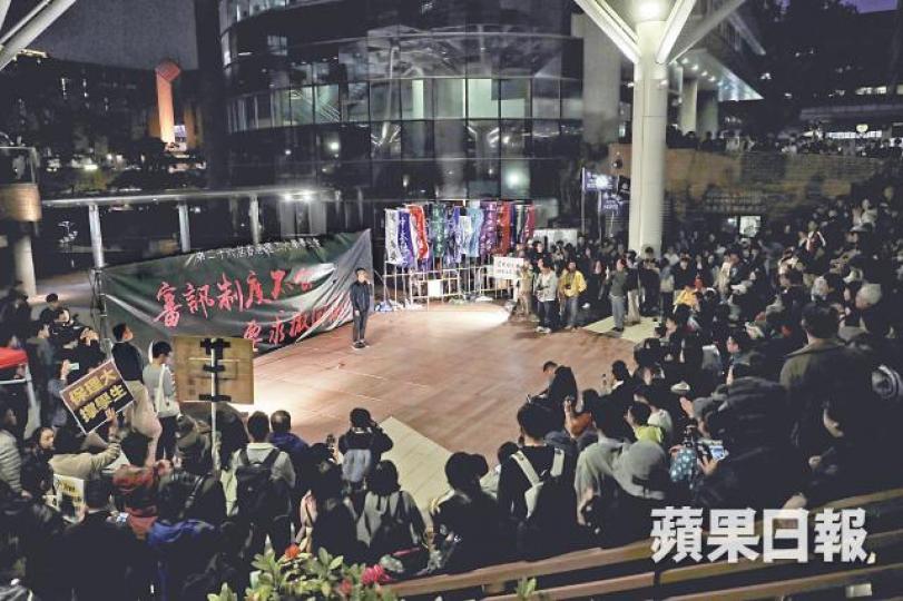 400人出席集會抗議理大打壓言論自由,要求撤回對四名學生的無理處分。許頌明攝被踢出理大、終身不再獲取錄的何俊謙發言時提醒學生,打壓將繼續出現。 400人出席集會抗議理大打壓言論自由,要求撤回對四名學生的無理處分。許頌明攝被踢出理大、終身不再獲取錄的何俊謙發言時提醒學生,打壓將繼續出現。