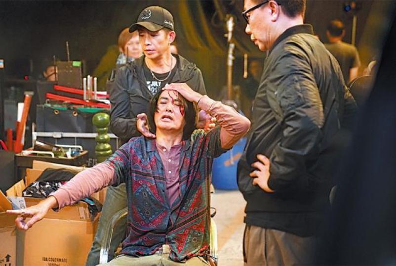 傷口不斷流血的發哥吩咐工作人員拿水替他清理傷口，更不停反過來安慰大家。發嫂見發哥受傷流血，立即上前查看老公的傷勢。有份演出的方中信和黃德斌見到發哥受傷，感到不知如何是好。