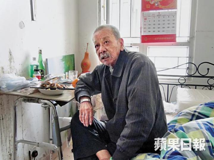 胡懷嬌的丈夫陳伯坦言經濟拮据,久未探望病妻。陸羽平攝被告2015年與另一婦人在秀茂坪遭小巴撞倒,傷勢嚴重。 胡懷嬌的丈夫陳伯坦言經濟拮据,久未探望病妻。陸羽平攝被告2015年與另一婦人在秀茂坪遭小巴撞倒,傷勢嚴重。