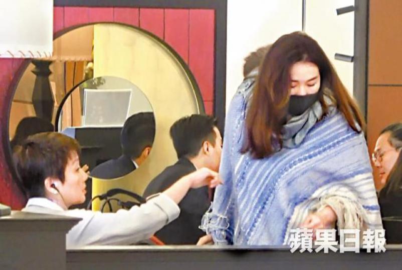 【中環】【緊張指點】陀豬B的超盈前日與四太梁安琪在中環午餐，四太對超盈甚為緊張，坐下即指點超盈換位。DV圖片【傾足一餐】超盈與四太食飯期間有傾有講，胃口也不俗。超盈過往身形纖瘦，現在陀B明顯幸福肥了不少。資料圖片超盈未婚夫Thomas為美國哈佛大學高材生。互聯網圖片超盈去年11月帶着Thomas參加朋友婚禮。資料圖片去年10月，超盈與男友Thomas到美國期間，Thomas精心佈置求婚現場。互聯網圖片